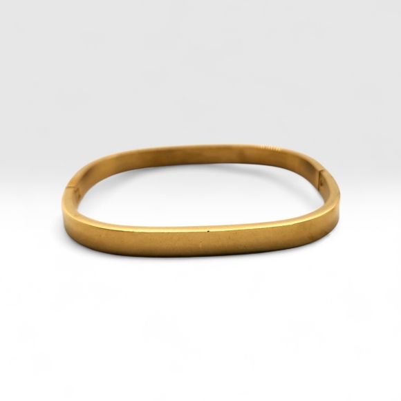 Jewelry - Elegant Gold Bangle Bracelet